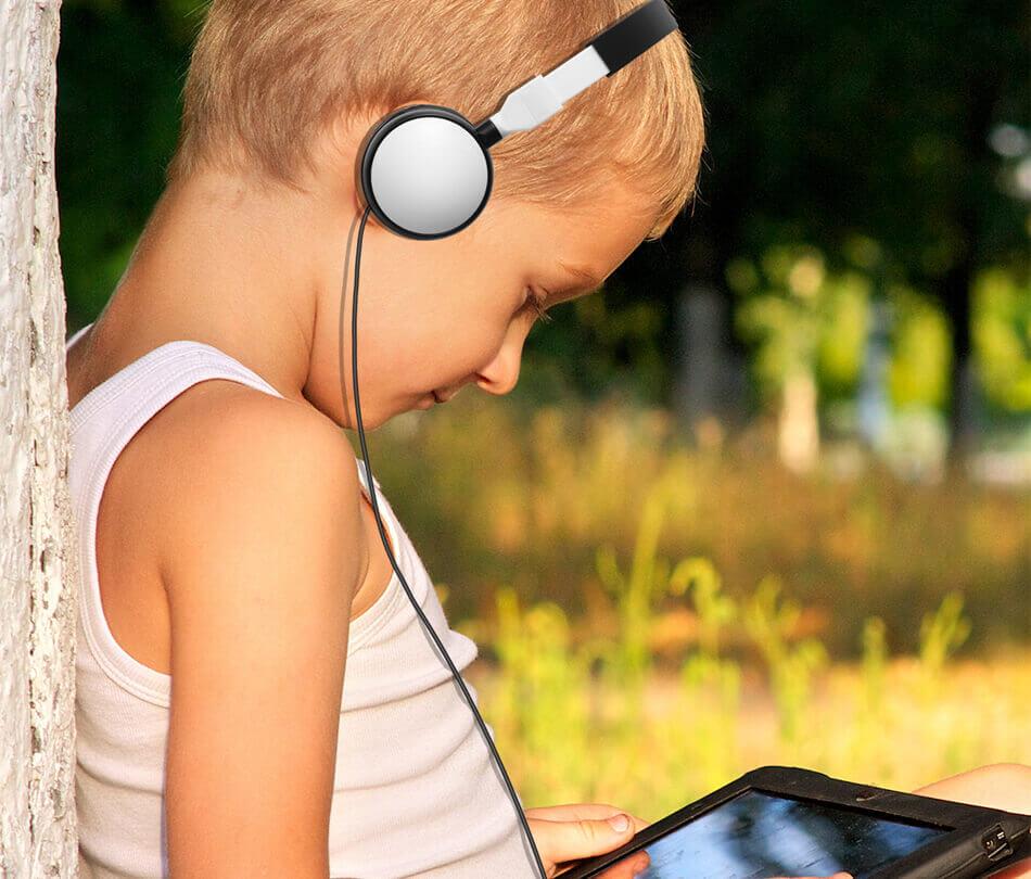 Bulk Earbuds and Headphones for Schools: The Benefits of Buying in Bulk